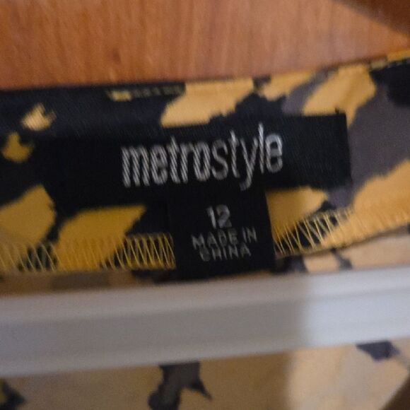 Black and Yellow Sheath Mini Dress with Crew Neck - Picture 4 of 8